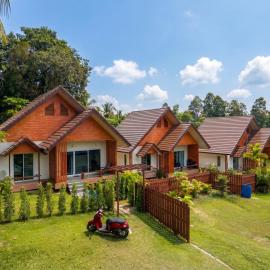 The Triangle Villas – hotel w mieście Baan Srithanu