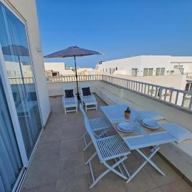 Cosy 1 Bedroom Penthouse with Large Corner Terrace & Outside Furniture - Open City View, hotel in San Ġwann