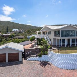 Bietjie Brenton Beach Holiday Home, hotel in Brenton-on-Sea