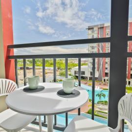 Kajas Condo Luxe at Primeworld District near Mactan-Cebu International Airport, hotel in Lapu Lapu City