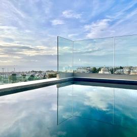 Penthouse with private pool and unlimited Sea View, hotell sihtkohas Glyfáda
