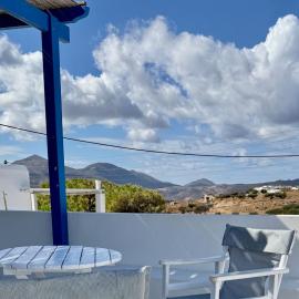 Peaceful Cycladic Studio with Large Terrace & View, מלון בטריפיטי