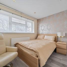 Five-Bedroom Home near Windsor and LEGOLAND, Free Parking, hotel a Dorney