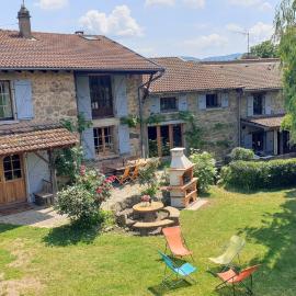 Gîte de groupe Charrette Fleurie pour 15 personnes avec salle d'activité, hotel a Lamastre