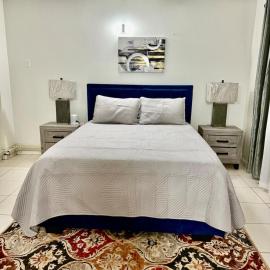 Blue Laventura condo near HWT, מלון בקינגסטון