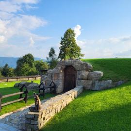 Domek Hobbita z jaskinią SPA - Osada Jaworzyny, hotel en Tokarnia