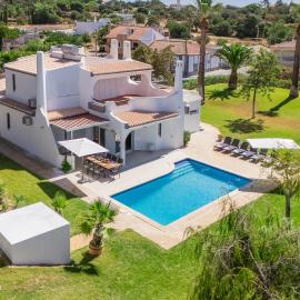Greice Homes - Villa Carob Tree, Hotel in Almancil