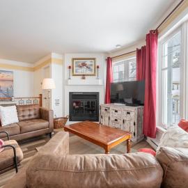 Condo Lac Archambault Fireplace beach, hotel in Saint-Donat-de-Montcalm