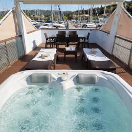 Luxury Floating Sea House Star Line - with Jacuzzi - Marina Portorož, hotel in Portorož