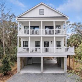 Beach Belle- Pet Friendly- Luxury Edisto Home, hotel in Edisto Island