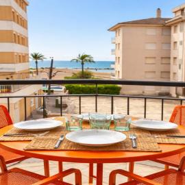Beachfront apartment with sea views – hotel w mieście Cunit