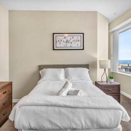 LAKE VIEW Sky-Suite in the Heart of Downtown!