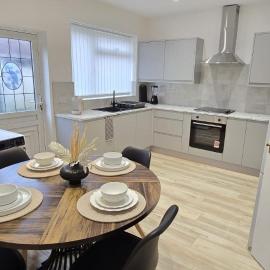 Manchester Oldham Accomodation-Sleeps 6 -2BR