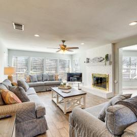 Lakeside Retreat: Large Spacious Home w/ Game Room, hotel in Tool