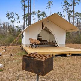Free Kayak Included Dead Lakes Glamping Getaway, hotel in Wewahitchka