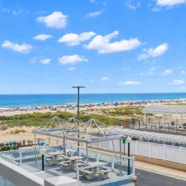 Beachfront WW Crest Condo Sleeps 6, hotel v destinaci Wildwood Crest