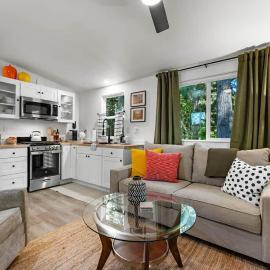 Creekside Escape A Designer Tiny House in the Woods but Minutes From Town, hotel v destinaci Sequim