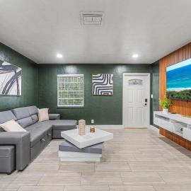 East Boca Oasis With Huge Yard Hot Tub Fire Pit and Games, Hotel in Boca Raton
