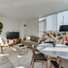 Lake Simcoe Stays - Friday Harbour's Official Rental Program - Butternut Suite, hotell i Innisfil