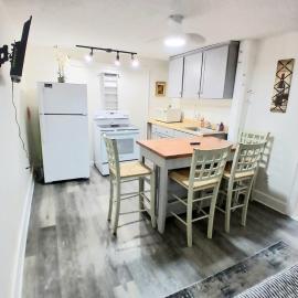 1 bedroom 7 min walk to beach Pets FREE Parking