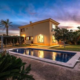 Mediterranean Sea View 5 Bedroom Villa: Llucmajor'da bir otel
