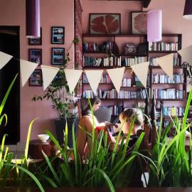 Here Library - A wooden home by the river with a library, hotel di Thốt Nốt