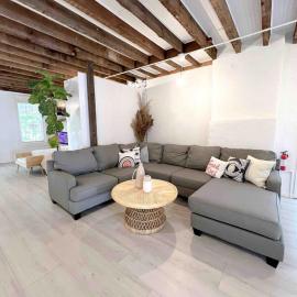 Queen Bed, Luxury Studio with Balcony, viešbutis mieste Finiksvilis