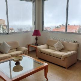 Panoramic 3-Bedroom Chalet with Terrace-Garden, khách sạn ở Kfardebian