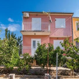 Apartment ibenik near Beach Gaj, hotel a Ražine