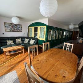 Victorian Train Carriage by the Sea Dog Friendly, hotel din Bognor Regis