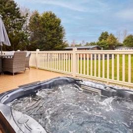 Bramble Lodge with Hot Tub
