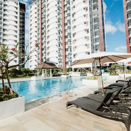 Resort-Style Condo, Near Airport, Pool, Fast WiFi, Netflix & Disney, hotel di Mactan Island