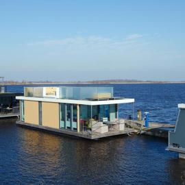 Houseboat Robbedoes, Hotel in Offingawier