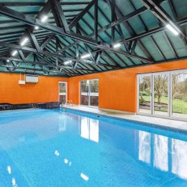Luxury 5 Bedroom with Pool & Games Room, hotel in Potter Street