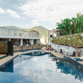 Patong hillside Condo with pool, bar, parking