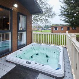 Oakwood Lodge with Hot Tub
