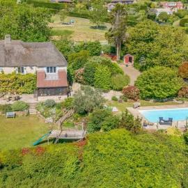 Greenhill Cottage Sea Views with Thatched Charm, hotelli kohteessa Beer