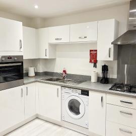 3-Bedroom New Build - VAT Included - Private Drive Parking, hotel u gradu Congleton