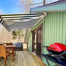 Half-Mile to Crystal Lake! Couples Retreat w/ Deck, hôtel à Beulah