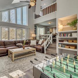 Contemporary House in Lakeside Community! Poconos