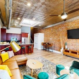 'Downtown Delight' w/ Patio! 1 Mi to Ball State, hotel v destinácii Muncie