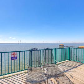 Hot Tub + Deck: Waterfront Lake Limestone Escape!, hotel in Jewett