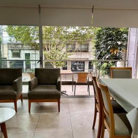 Departamento moderno con amplio balcón y parrilla a gas