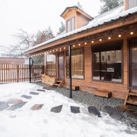 Tatu's wooden hut, hotel u gradu Mestija
