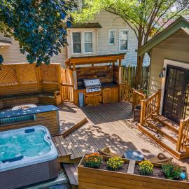Walk to Fox River Grove Train Station + Hot Tub!, hotel em Fox River Grove