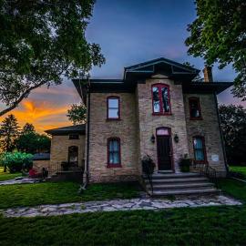 Historic 1868 Farmhouse Kettle Moraine Getaway โรงแรมในEast Troy