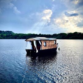Cabane Flottante Romantique Guerlédan Floating Lake Retreat