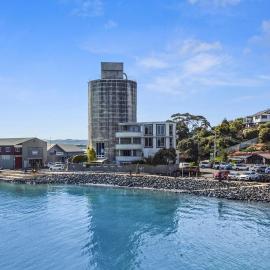 Unique Silo Studio on Raglan Wharf - Plant Filled Retreat