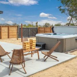 Casa Blanca Modern Home with Hot Tub, Walkable to town