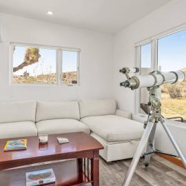 Santorini with Stargazing - Views - Spa - Fire pit, hotel in Yucca Valley